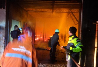 Petugas Damkar sedang melakukan upaya pemadaman api yang membakar pabrik Sekar Ayu Batik. (Foto : Istimewa/Damkar Karanganyar)