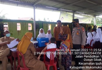 Vaksinasi oleh Polsek Mukomuko Selatan, di Kecamatan Ipuh