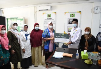 Penyerahan bantuan untuk korban semeru oleh Ketua BKMT Kepri