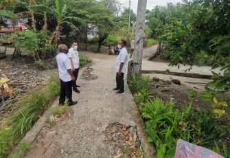 Bupati Lingga saat meninjau jalan masyarakat