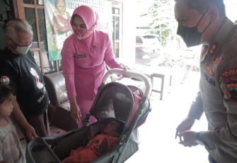 Kapolres Klaten saat menyerahkan bantuan kepada Radit, penyandang disabilitas