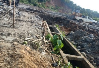 Irigasi di Desa Gunung Selan Bengkulu Utara tertimbun material tambang batubara. Foto: Inews TV/Ismail Yugo