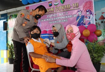 Kapolres Tulungagung AKBP Handono Subiakto memberikan semangat kepada anak peserta vaksin