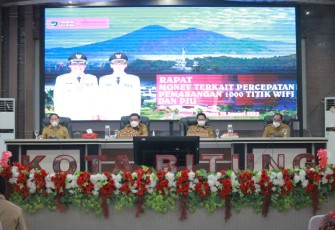 Wali Kota Bitung saat memimpin rapat monitoring dan evaluasi terkait pemasangan 1.000 titik Wifi dan PJU
