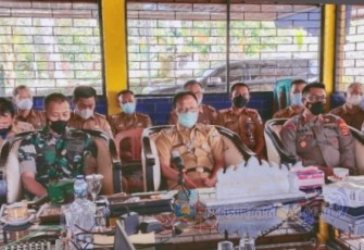 Bupati Pesisir Barat Agus istiqlal saat mendengarkan arahan Presiden RI