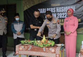 Pemotongan tumpeng oleh Kapolres Klaten, di Panti Asuhan LKSA Darul Hadlonah, Batur