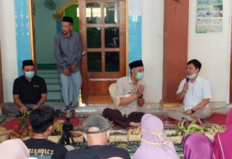 Gubernur Ganjar saat duduk di lesehan teras Masjid sambil ngobrol dengan warga Wadas