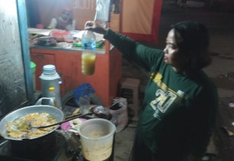 Warga mengeluhkan sulitnya mendapatkan minyak goreng di pasar tradisional.