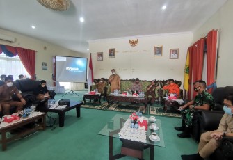 Rapat koordinasi Satgas Covid bersama Forkompinda Lingga, di Gedung Daerah Dabo Singkep, Senin (14/02/2022)