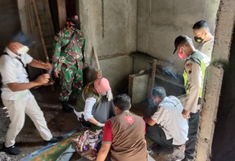 Proses evakuasi korban gantung diri di Desa Sawangan, Gringsing Kabupaten Batang