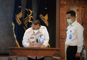 Penandatanganan kontrak pelaksanaan bantuan hukum TA 2022, di aula Kanwil Kemenkumham Jateng, Rabu (16/02/2022)