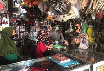 Sat Binmas Polres Tulungagung saat sosialisasi tentang larangan penggunaan Knalpot brong
