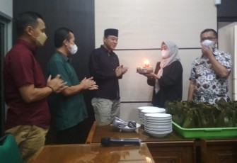 Ketua DPRD Karanganyar, Bagus Selo (berpeci hitam) saat merayakan ulang tahun ke-55
