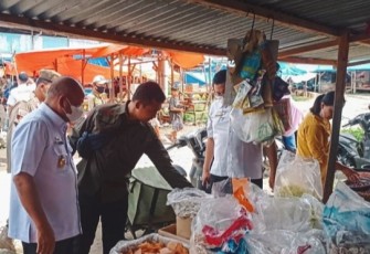 Sekda Pesibar saat melakukan Sidak di Pasar tradisional