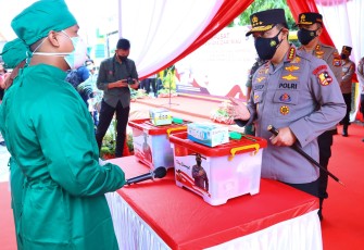 Kapolri Jenderal Listyo Sigit Prabowo, saat meninjau secara langsung lokasi isolasi terpusat di Asrama Haji Pekanbaru, Riau
