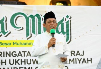 Gubernur Kepulauan Riau H. Ansar Ahmad, saat menghadiri peringatan Isra' Mi'raj di Masjid Raya Al Hikmah, Tanjungpinang
