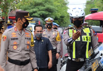 Kapolres Tulungagung bersama Forkopimda melakukan pemeriksaan pasukan dan kesiapan sarana prasarana