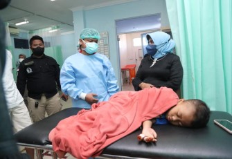 Wali kota tanjung pinang, saat mengunjungi warganya di Rumah Sakit