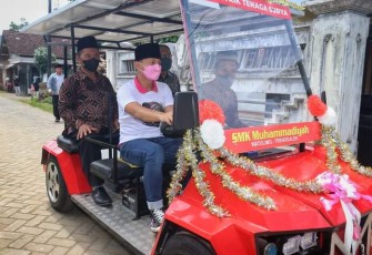 Bupati Trenggalek, Mochamad Nur Arifin, saat mencoba Mobil listrik tenaga Surya, karya Siswa SMK Muhammadiyah Watulimo