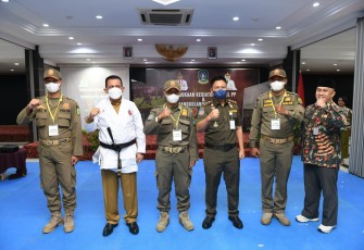Foto bersama Gubernur Ansar, saat pembukaan pelatihan dan bimbingan teknis Satpol PP dan Gulkar se-Provinsi Kepri