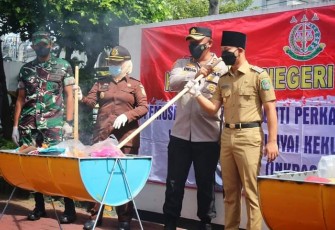 Bupati Trenggalek, Mochamad Nur Arifin, bersama Forkopimda, saat pemusnahan barang bukti