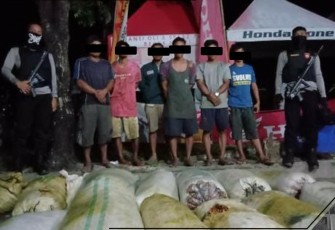 Personel Polres Aceh Singkil saat mengamankan 6 orang pencuri brondolan sawit