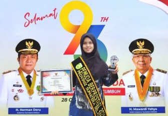 Chintya Maulini Saat Menerima Penghargaan Pemuda Berprestasi  Provinsi Sumatera Selatan 2021
