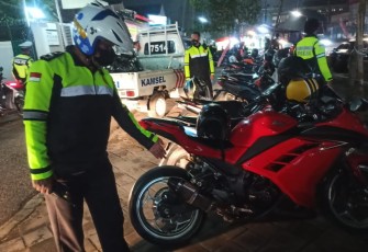 Satlantas Polres Karanganyar melakukan razia penertiban knalpot brong.