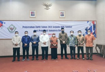 Foto bersama usai penyerahan Laporan Keuangan Pemerintah Daerah tahun anggaran 2021
