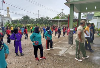 Anggota Koramil 1204-04/Kembayan dan Persit Ranting 05 Gelar Senam Bersama 