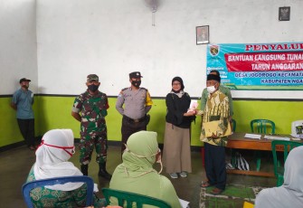Babinsa Koramil 0805/08 Jogorogo Kawal Penyaluran BLT-DD Warga