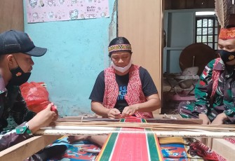 Lestarikan Budaya Tenun Sidan Dayak Iban di Perbatasan