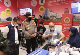 Wakapolda Jatim Cek Vaksinasi Dosis Tiga di Royal Plaza Surabaya