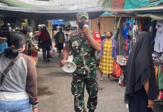 Sasar Pasar Tradisional, Babinsa Gencarkan PPKM Mikro Patuhi Prokos