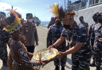 Tradisi Adat Biak Numfor Sambut Kapal Markas Guspurla Koarmada III