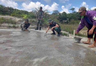 Satgas Pamtas Yonif Mekanis 643/Wns Gotong Royong Bangun Lapangan Serbaguna
