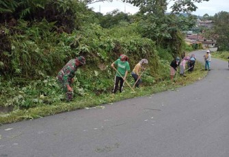 Babinsa Koramil 07/Salak Gotong Royong Bersama Warga Binaan Desa Sibagindar