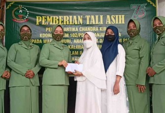 Sambut HUT Persit Ke-76, Persit KCK Dim 1015 Koorcab Rem 102 PD XII/Tpr Berikan Tali Asih Warakauri