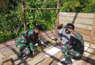 Anggota Satgas Yonif 144/JY Bantu Pembuatan Rumah Warga di Perbatasan