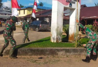 Satgas Perbatasan Bersama Polri dan Masyarakat Gotong Royong Bersihkan Dermaga Pantai Camar Bulan