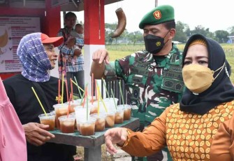 Rohimin Tak Menyangka Jualannya Habis Diborong Danrem 081/DSJ Kolonel Waris