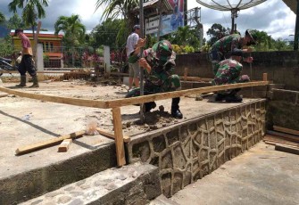 Satgas Pamtas Yonif Mekanis 643/Wns Karya Bhakti Bangun Teras Gereja 