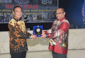 Jalin Silahturahmi, Taruna AAL Gelar Malam Akrab Bersama Keluarga Besar Lantamal VI Makassar
