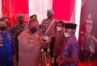 Kapolda Jabar Kunjungi Nelayan Cirebon, Tinjau Vaksinasi dan Berikan Bansos serta Asuransi