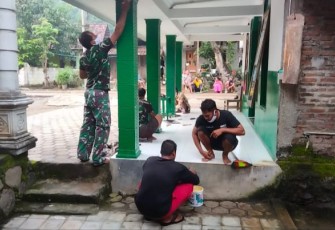 Anggota Koramil Jogorogo Gotong Royong Bantu Warga Pengecatan TPA