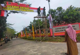 Koramil Penajam Pasang Banner Gapura Kampung Pancasila