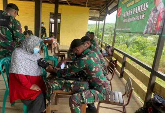 Peduli Kesehatan Warga, Satgas Pamtas Yonif Mekanis 643/Wns Gelar Pengobatan Massal Gratis 