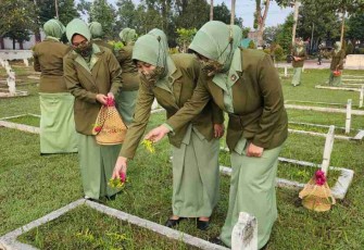 Persit Kartika Candra Kirana Cab XXI Dim 0807 Gelar Ziarah Rombongan