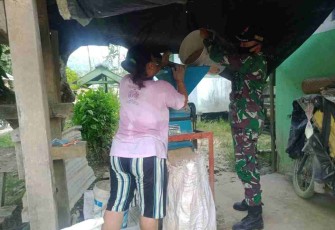 Anggota Satgas Yonif 144/JY Bantu Menggiling Padi Warga 