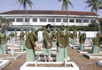 Sambut HUT Ke-76, Persit KCK Cab XX Dim 0806 Laksanakan Ziarah Tabur Bunga